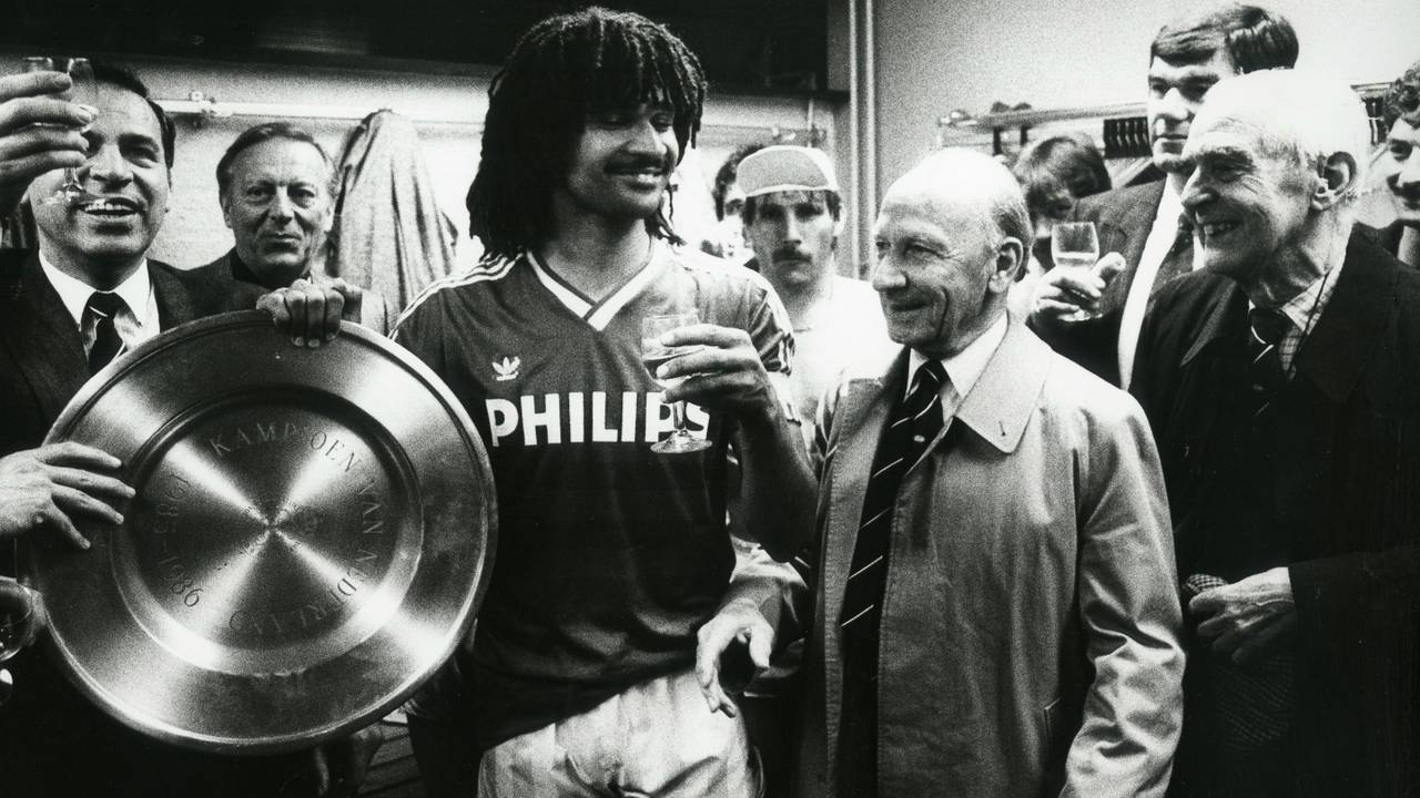 Ruud Gullit met schaal, rechts wijlen Frits Philips (Foto: VI Images)