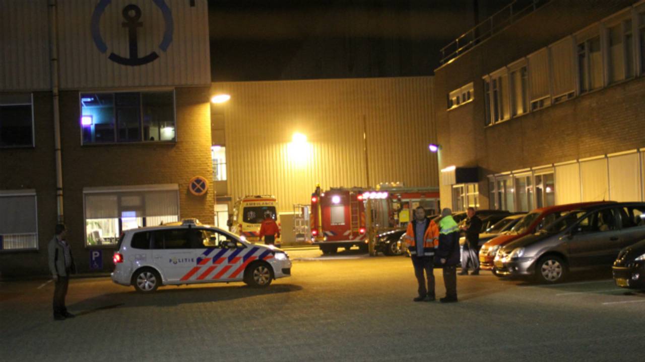 De medewerker is met een ambulance naar een ziekenhuis gebracht. (Foto: Bert van Kasteren/GinoPress)