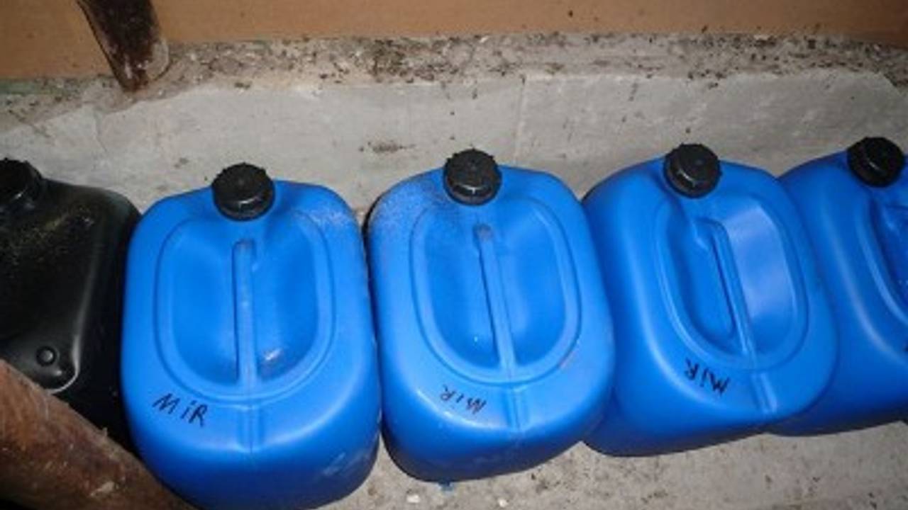 Tientallen vaatjes met amfetaminegrondstof in garagebox Boxtel