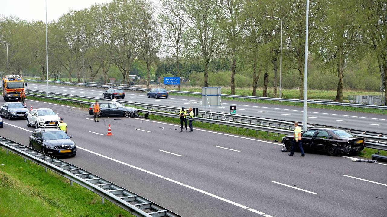 Twee auto's belandden in de vangrail van de A58. (foto: Toby de Kort)