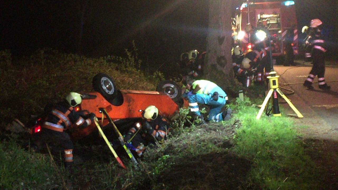 Auto in de sloot (foto: Sem van Rijssel / SQ Vision)