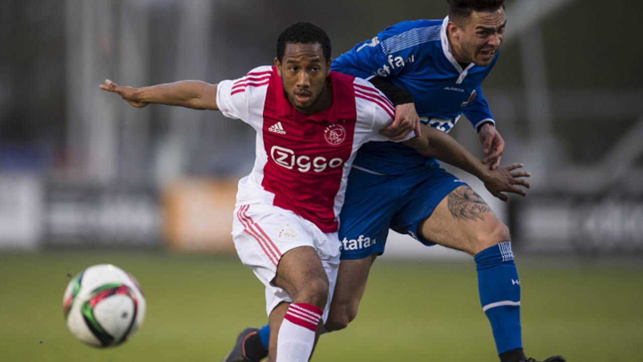 Fabian Sporkslede (Jong Ajax) en Stanley Elbers (Helmond Sport) vechten om de bal (foto: VI Images)