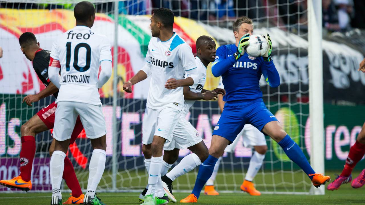 Kampioen PSV won op het nippertje van Excelsior (Foto: VI Images)