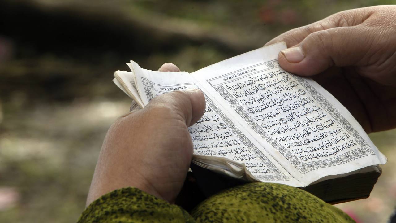 Een vrouw leest in een koran