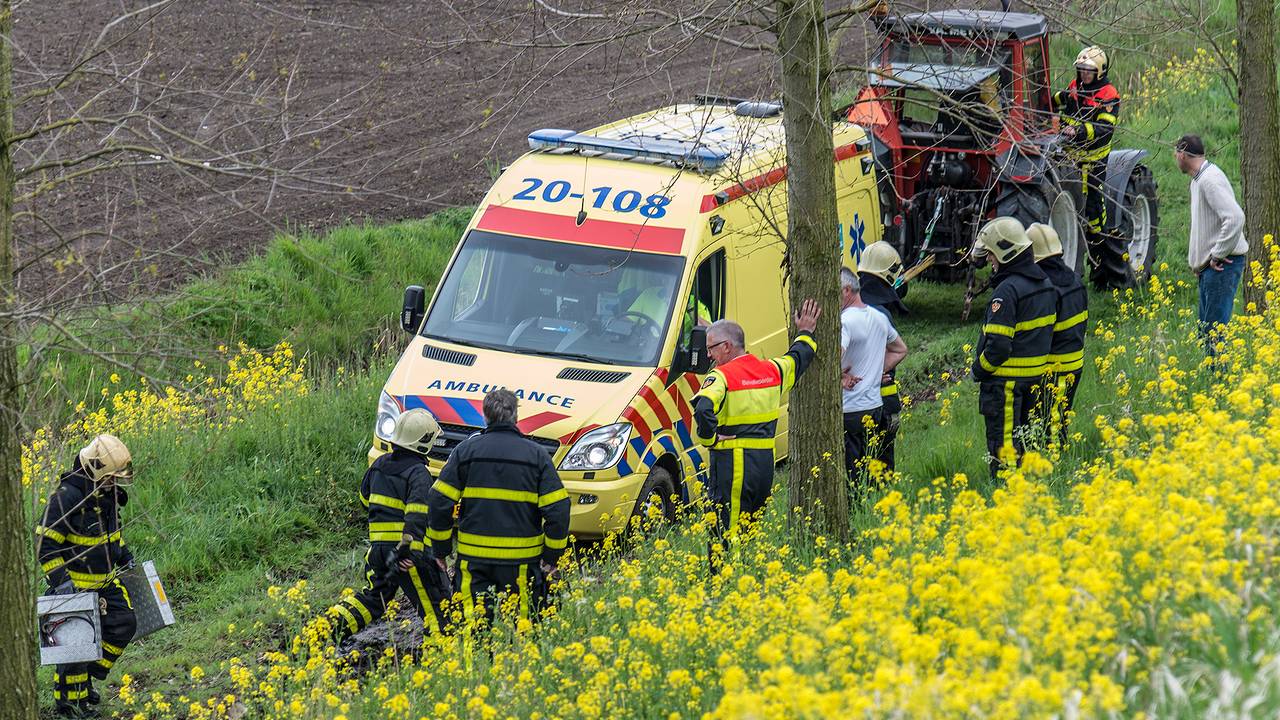 Ambulance zat vast in de modder (foto: Marco Verhage)