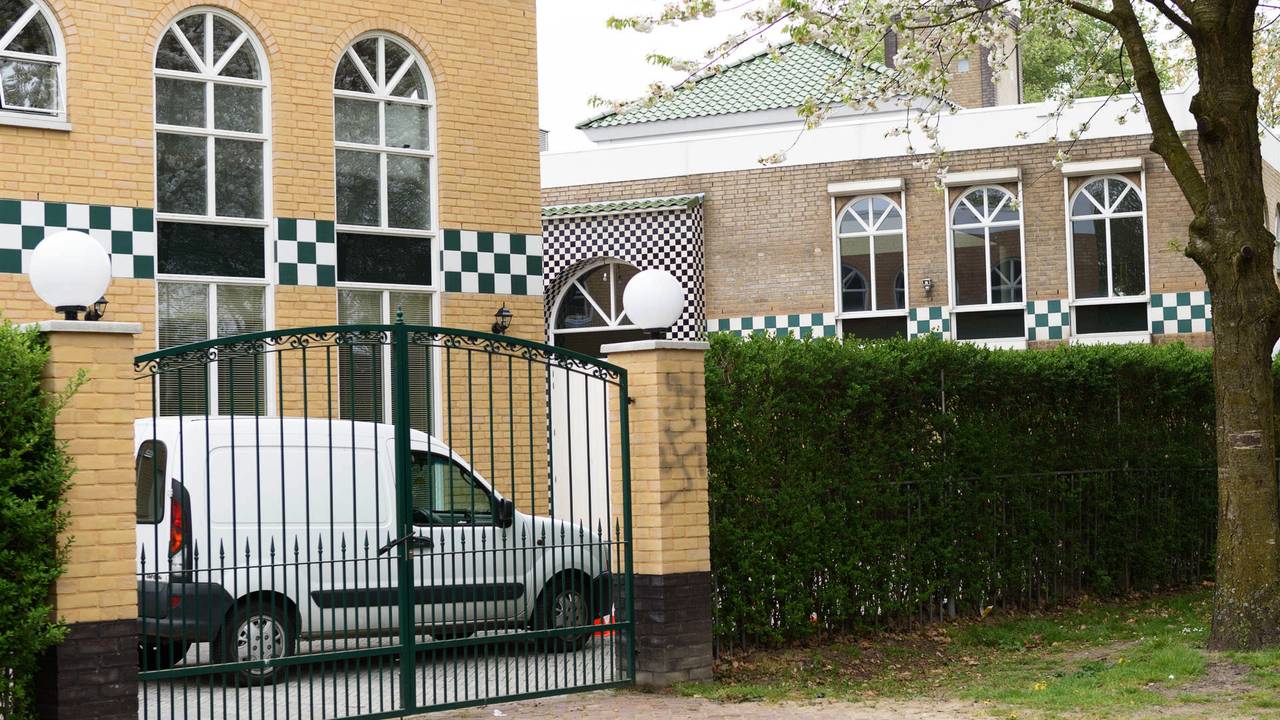 Hakenkruizen op poort moskee Arrahman Breda (foto: SQ Vision)