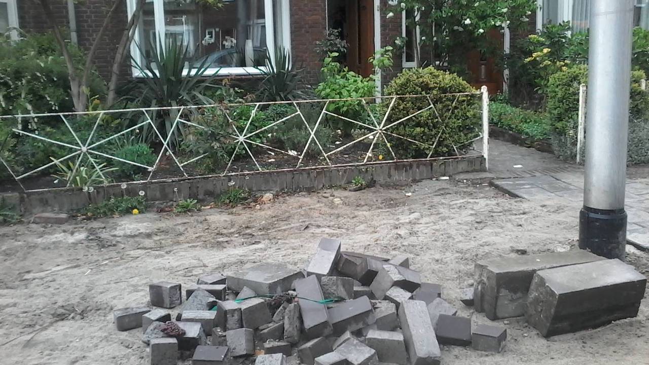 Opnieuw stenen voor de deur bij Thijs de Groof