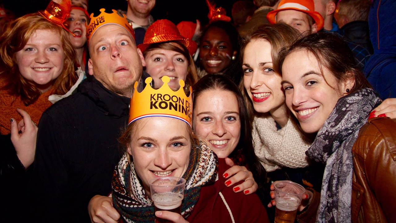 Tilburg zingt 'Als de zon schijnt....' in de regen