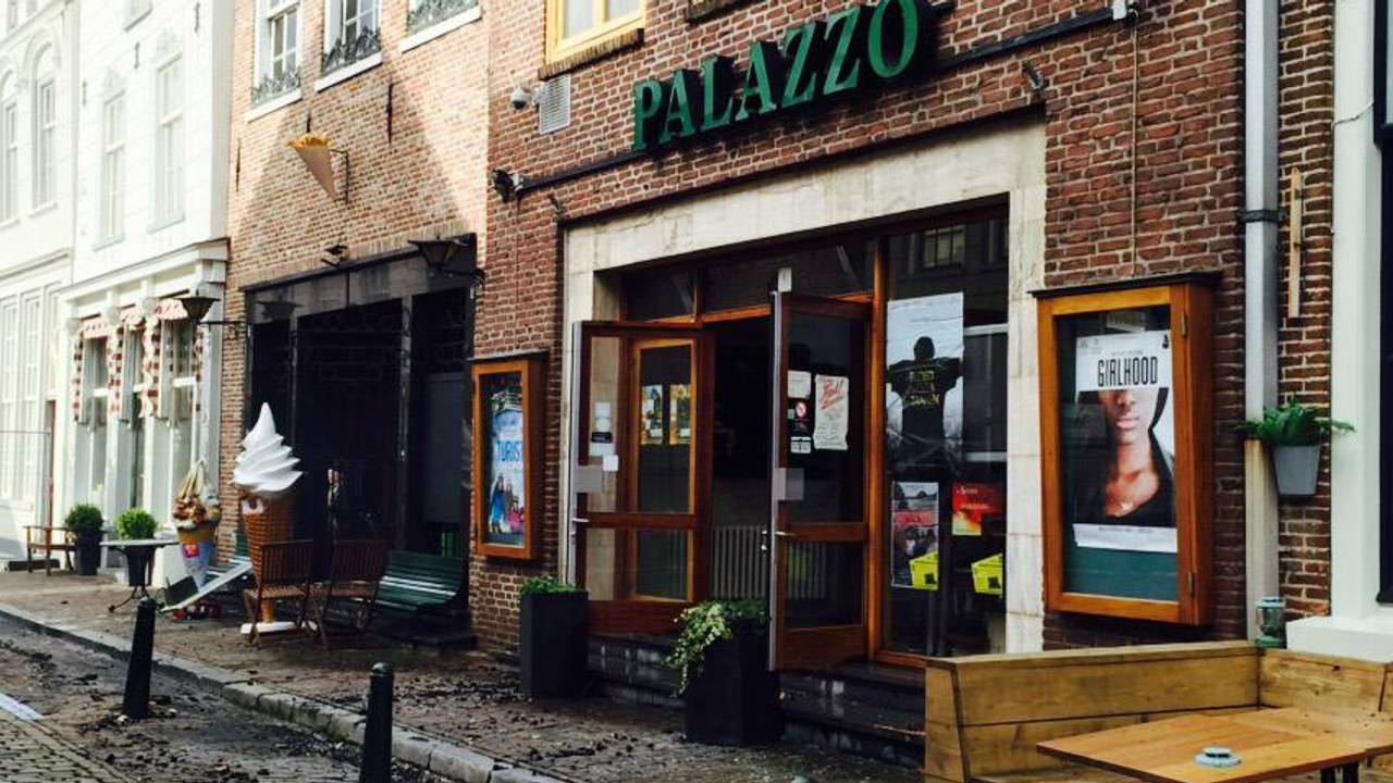 Het theater in Grave daags na de brand (Foto: Tonnie Vossen)