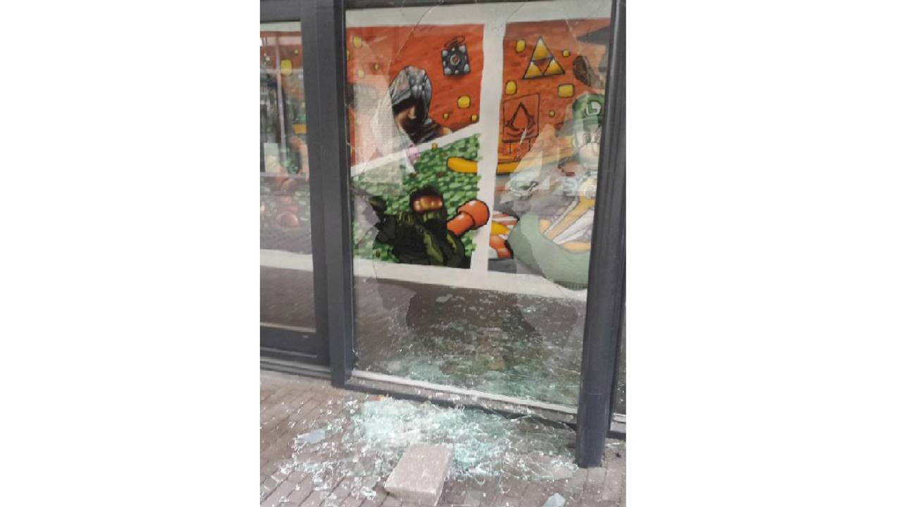 Ruit aan diggelen bij Game Mania (Foto: politie Uden / Twitter)