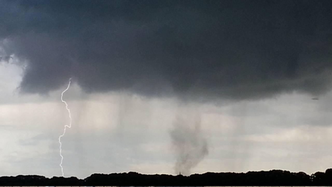 De tornado in Liessel (foto: Len / Weerwoord)