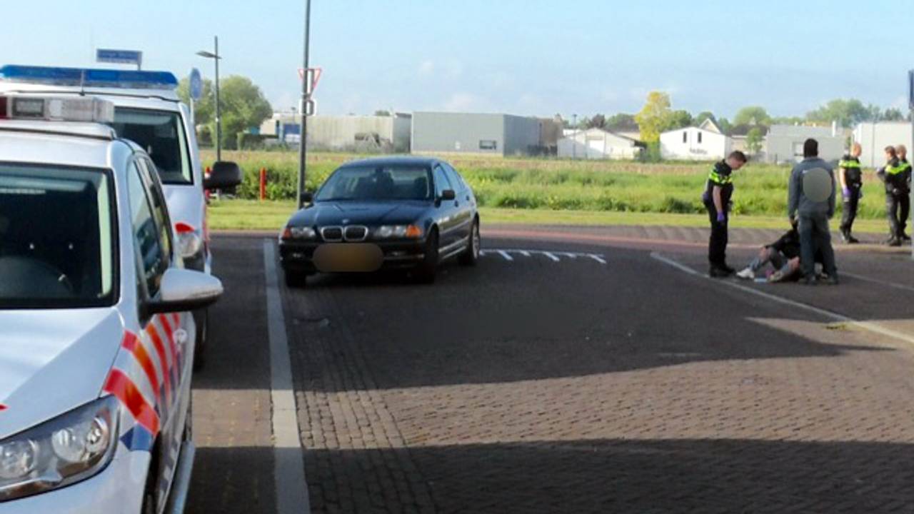 Hulpverleners buigen zich over het slachtoffer (foto: Corne Sep/Mainstay Media Breda)