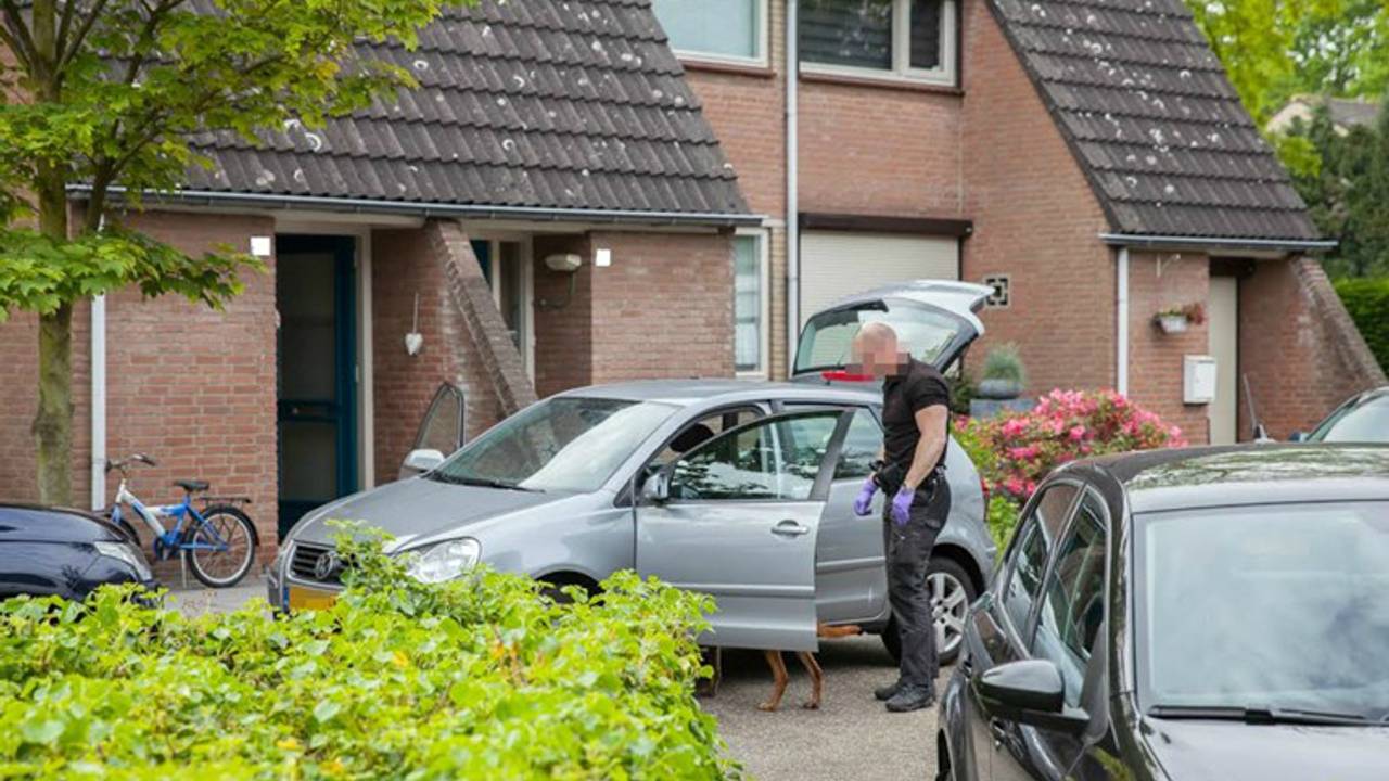 Doorzoeking van de woning aan de Desmijndijk in Roosendaal (foto: Christian Traets)