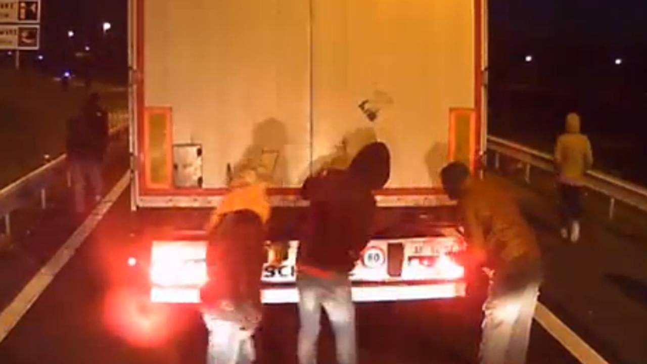 Vrachtwagen in Calais opengebroken (bron: Remon van Es)