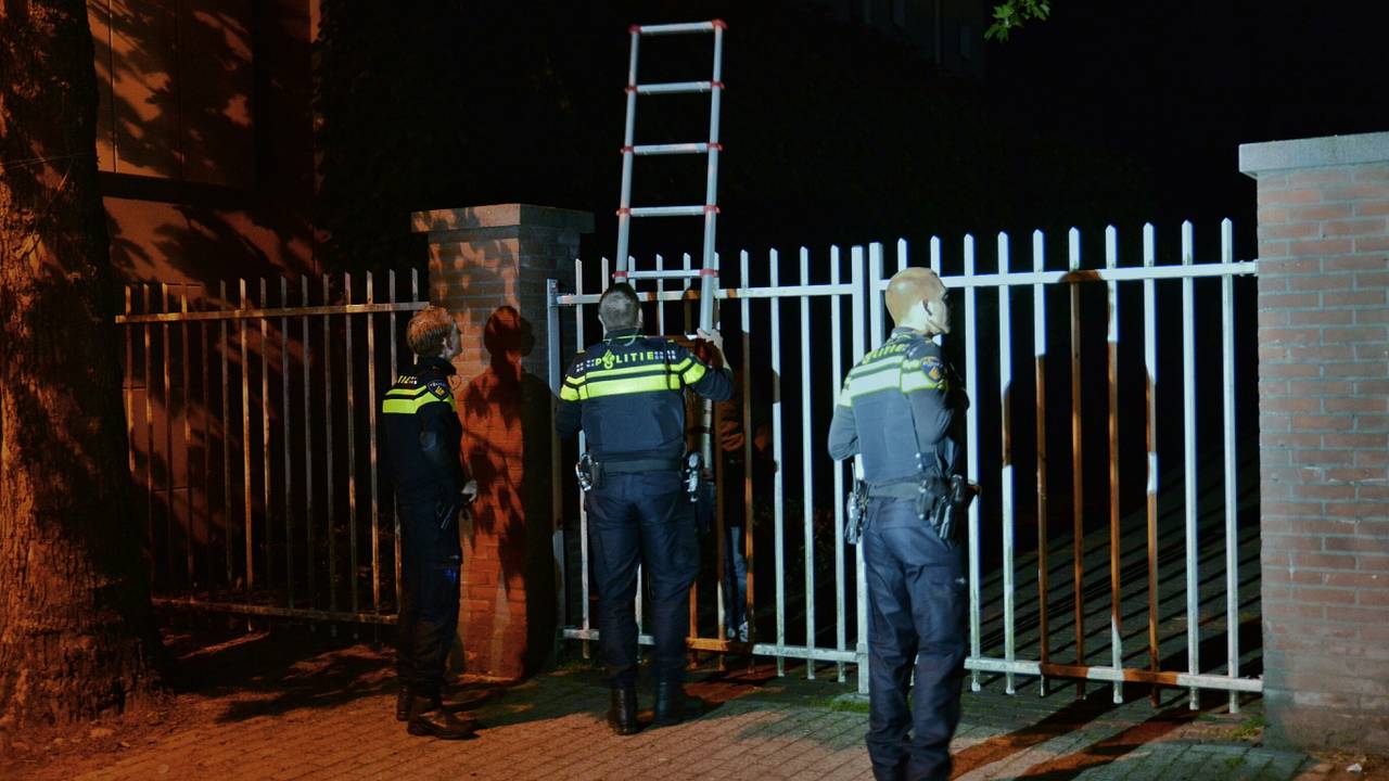 De politie wist de man te bevrijden (foto: Jules Vorselaars).