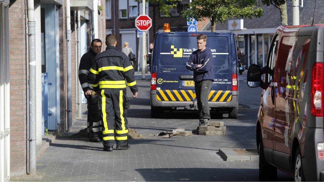 Overleg over de kapot getrokken leiding. (Foto: Thymen Stolk Fotografie)