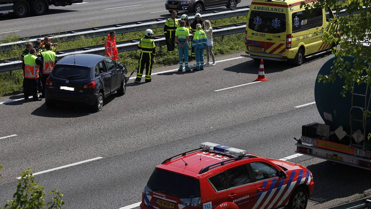 Ongeval op A16. (foto: Marcel van Dorst/SQ Vision)