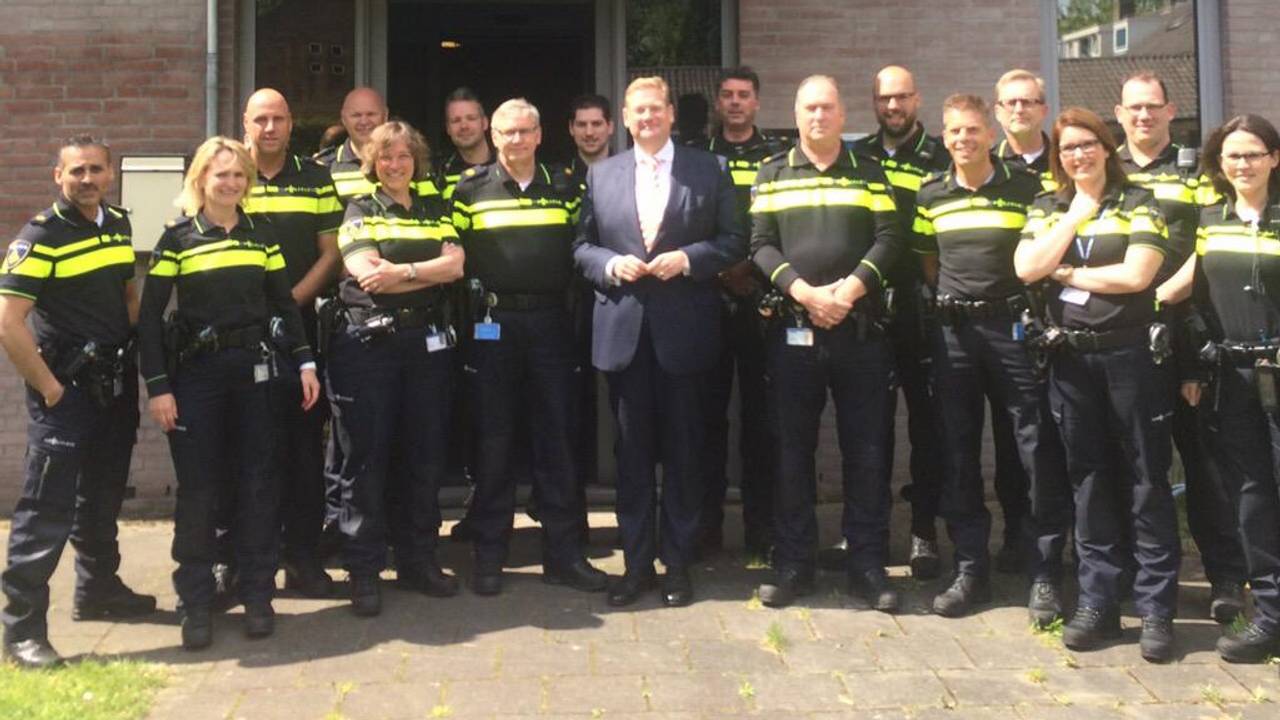 Minister Ard van der Steur en agenten