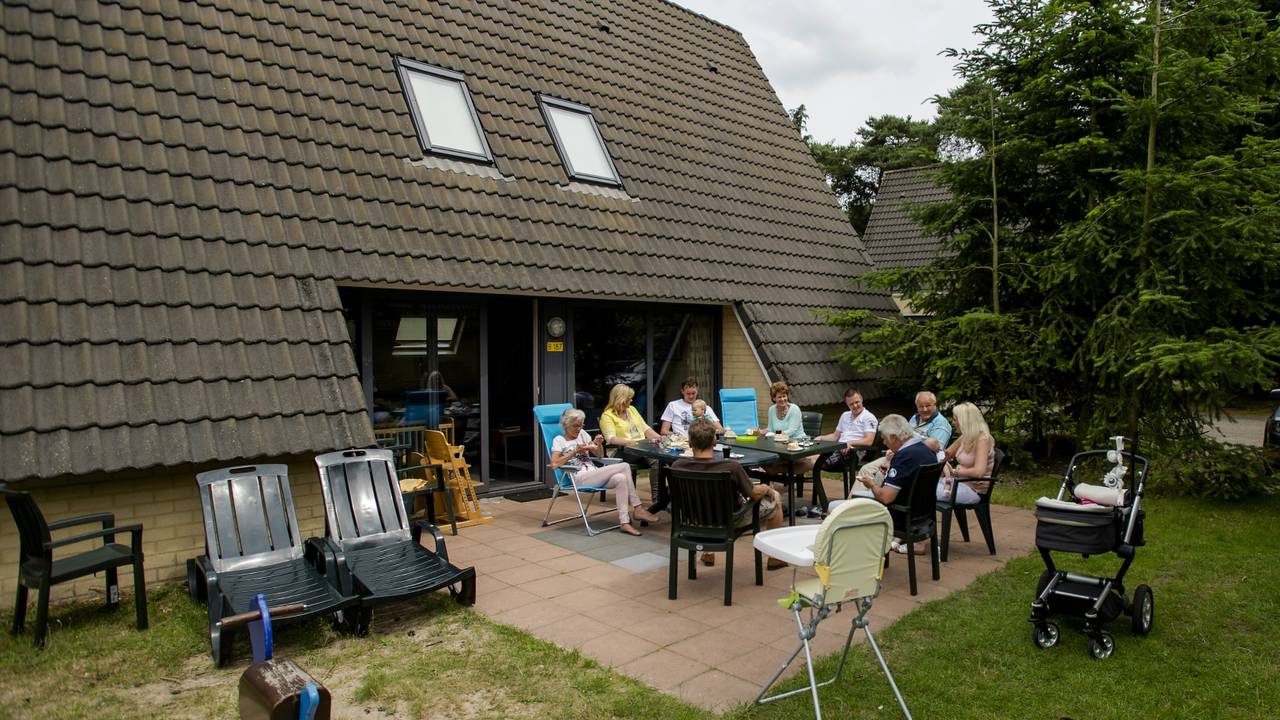 Vakantievierders vermaken zich op vakantiepark de Katjeskelder (Foto: ANP)