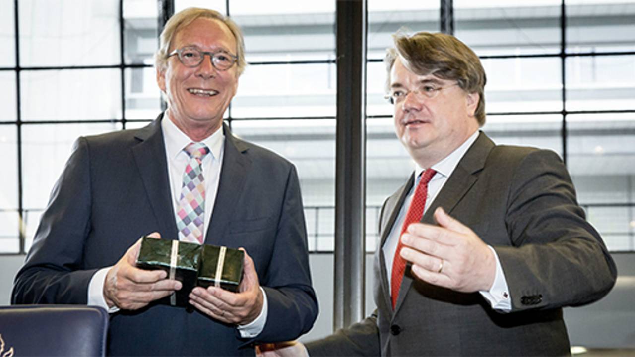 VVD'er Yves de Boer (links) neemt afscheid