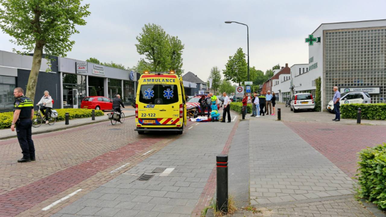 De fietsster is met een ambulance naar een ziekenhuis gebracht. (Foto: SQ Vision).