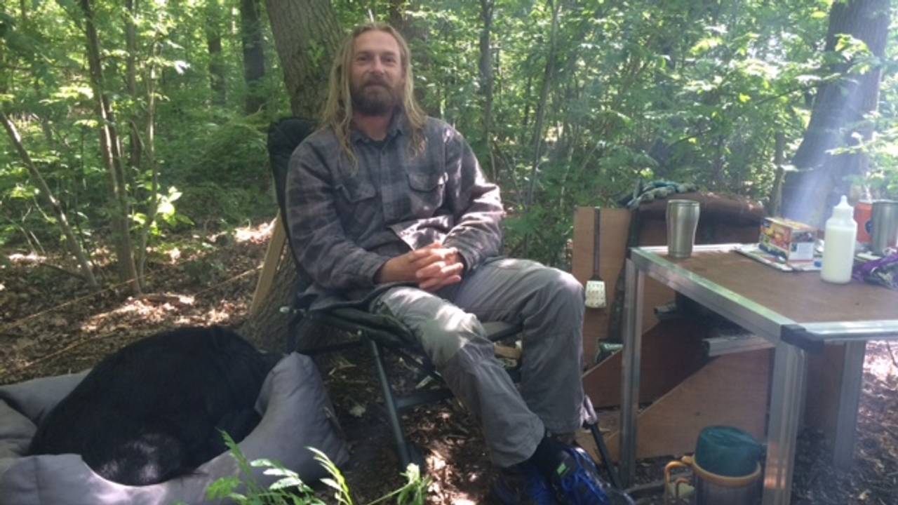 Martin Krijnen en varken Bella in het bos