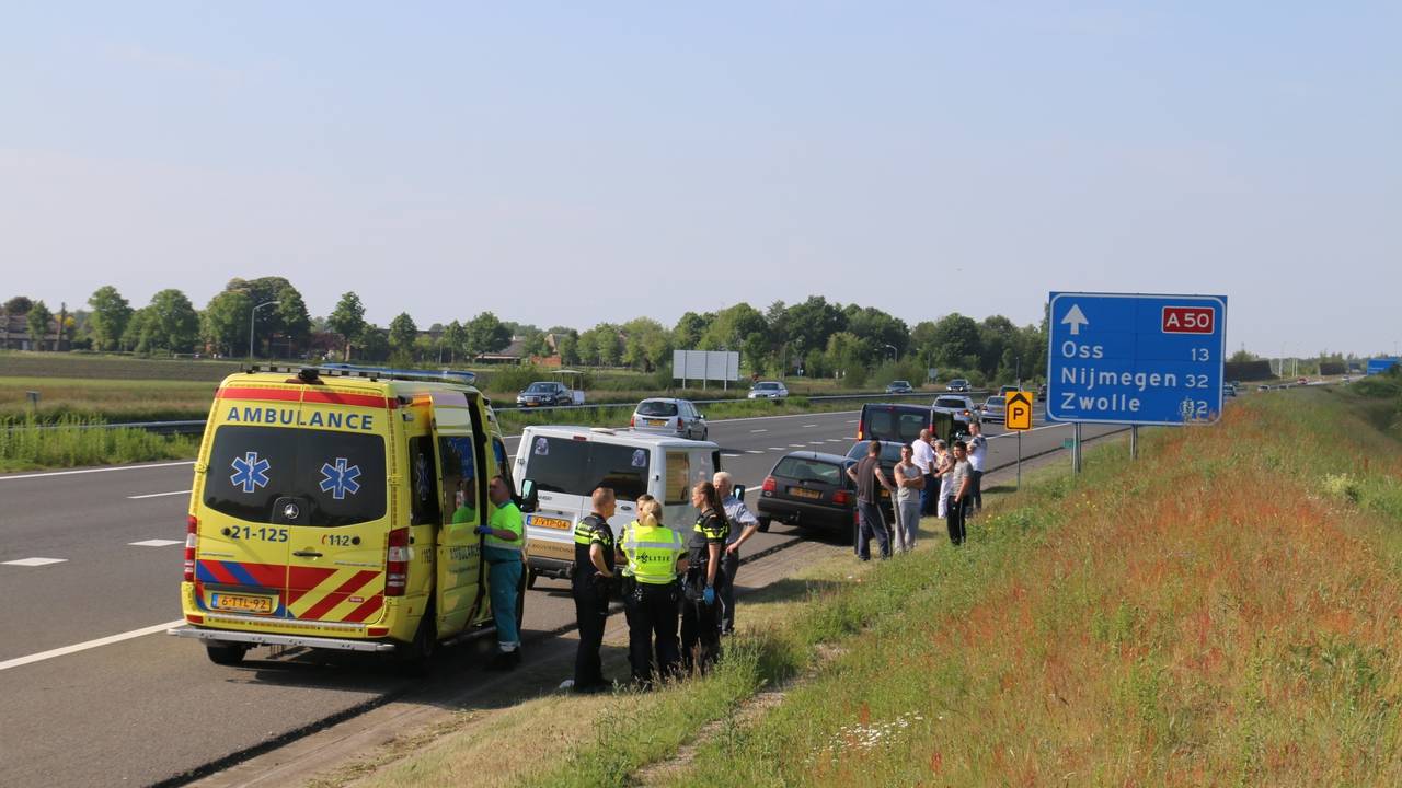 Verwarde vrouw loopt over A50 en raakt gewond (foto: AS Media)