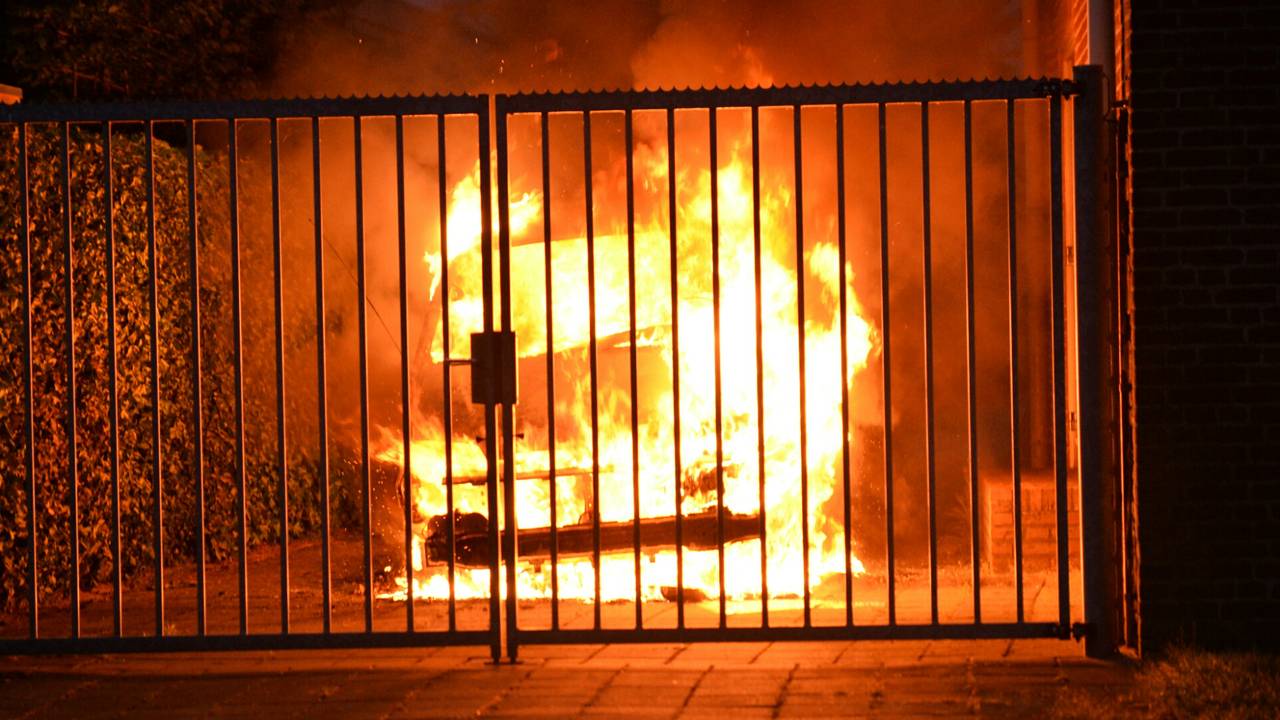 Bus door brand verwoest in Dongen (foto: Joes van Wanrooij/Stuve fotografie )