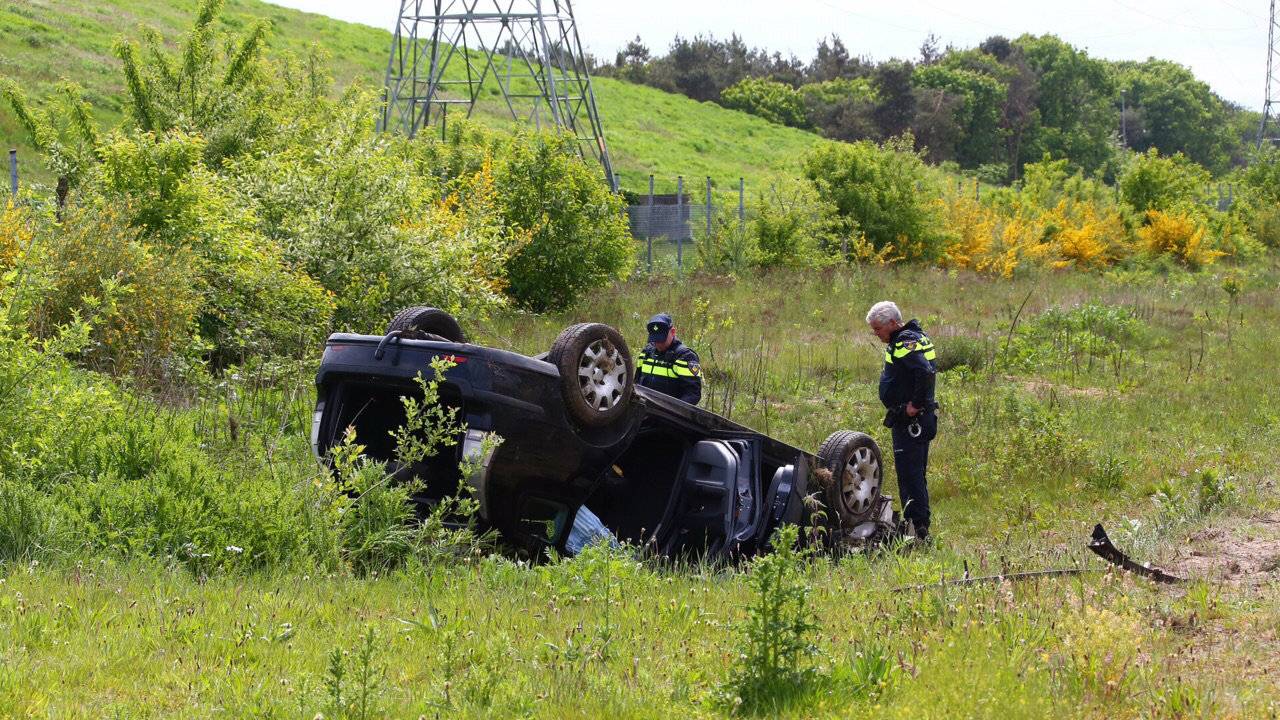 Auto vliegt over de kop in Oss (foto: Charles Mallo/SQ Vision)