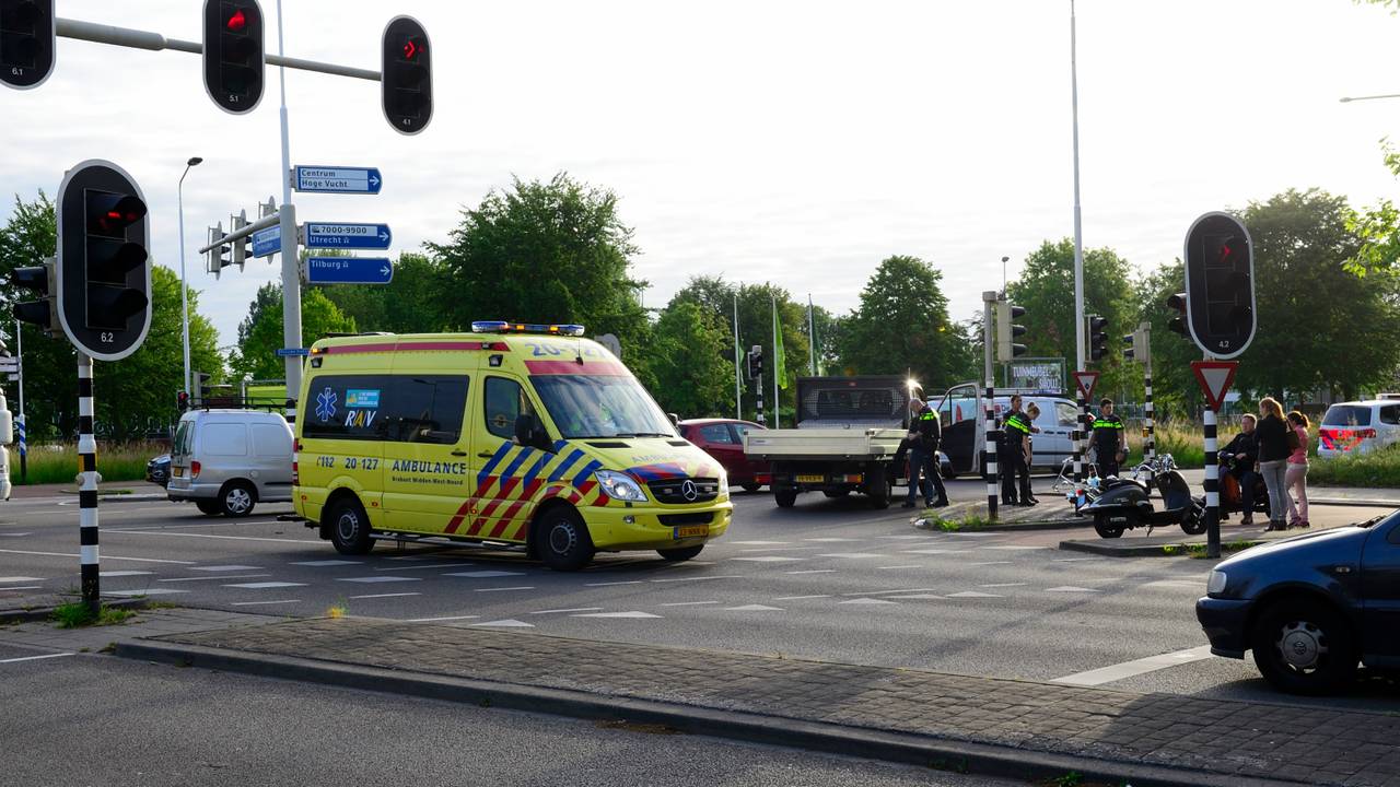Scooterrijder en auto gebotst. (foto: Rob de Haas/Mainstay Media Breda)