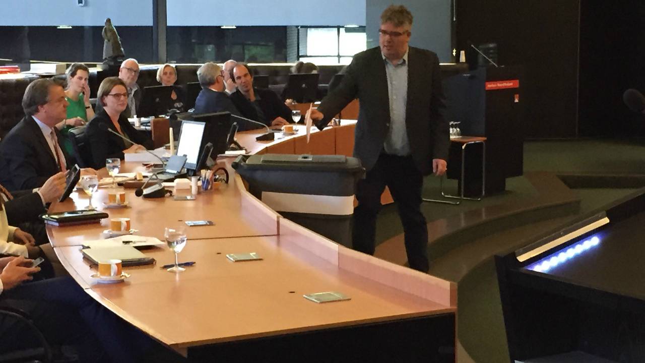 Jan Heijman van Lokaal Brabant brengt zijn felbegeerde stem uit (Foto: Arjo Kraak)