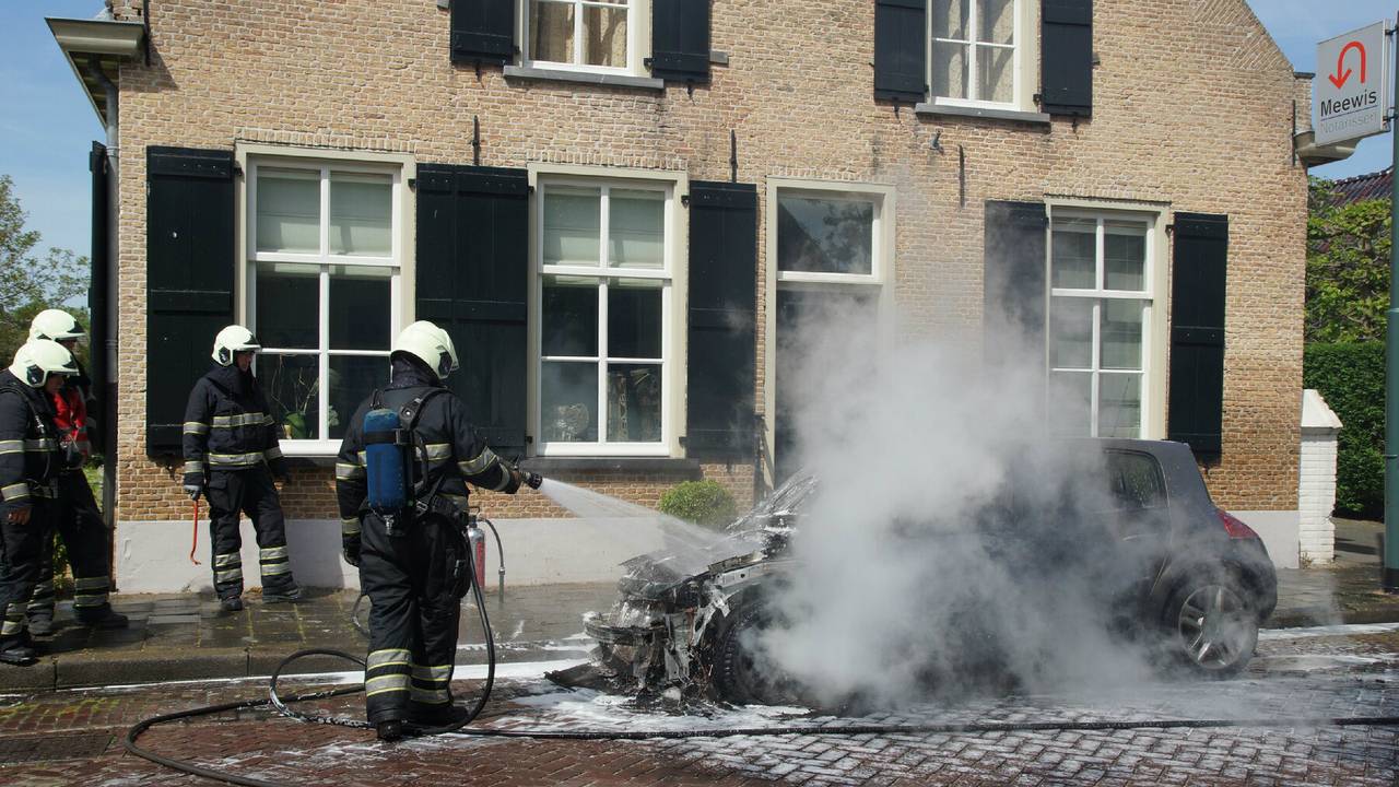Auto in brand in Waspik. (foto: Martijn van Bijnen FPMB)