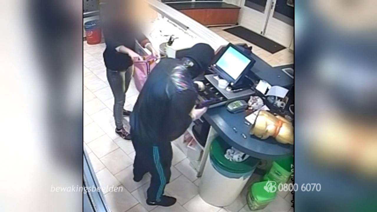 De overvaller nam het geld in een roze tas mee