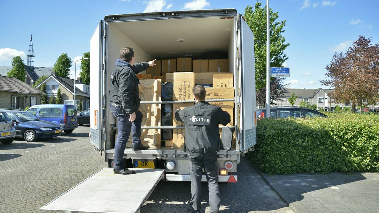 Bijna 5000 kilo illegaal vuurwerk gevonden in Tilburg (foto: Jules Vorselaars / JV Media)