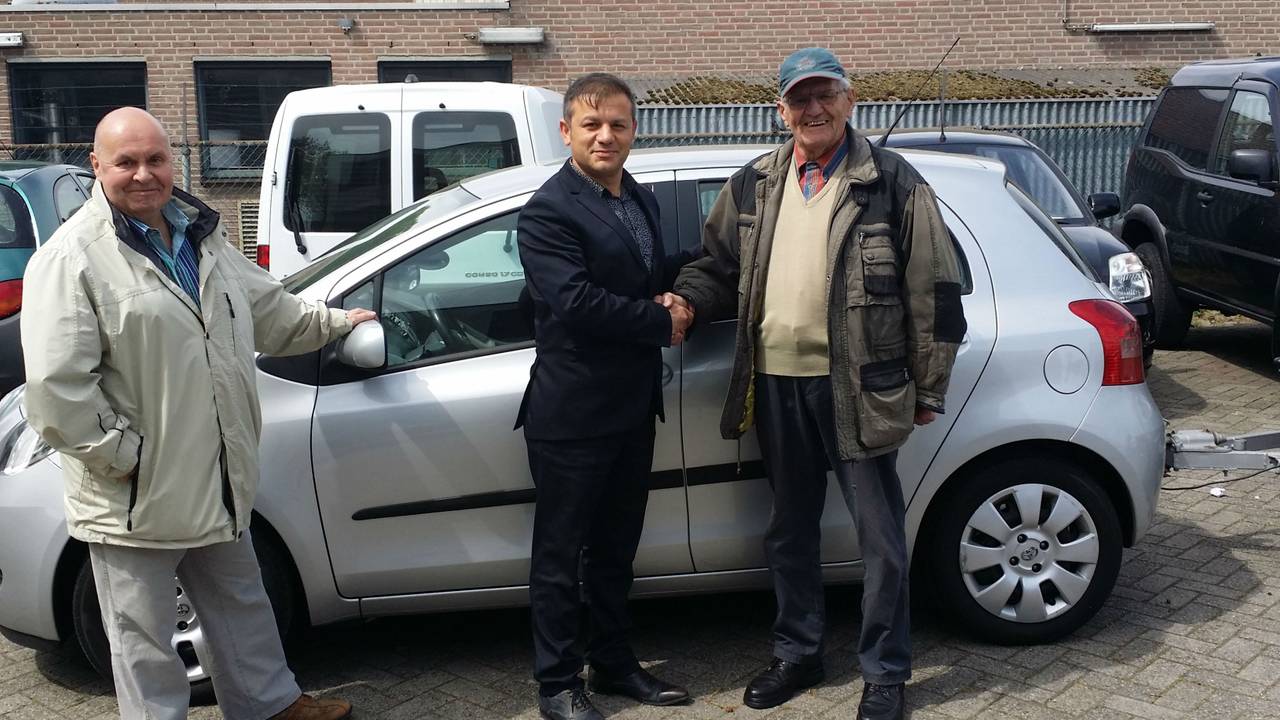 Meneer Tijs (rechts) bij zijn nieuwe auto (Foto: Bas Pulles)