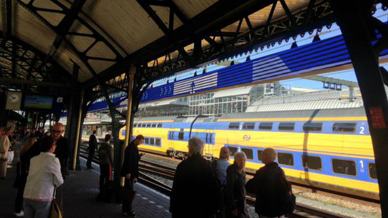 De led-schermen op het station van Den Bosch (foto: Ferry van Iersel/Twitter)