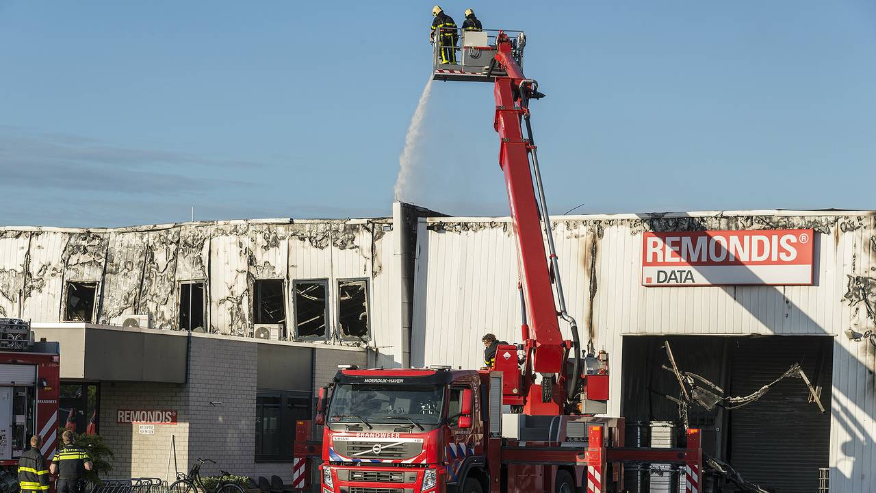 Brandweer blust na bij Remondis Argentia in Moerdijk (foto: Marco Verhage / SQ Vision)