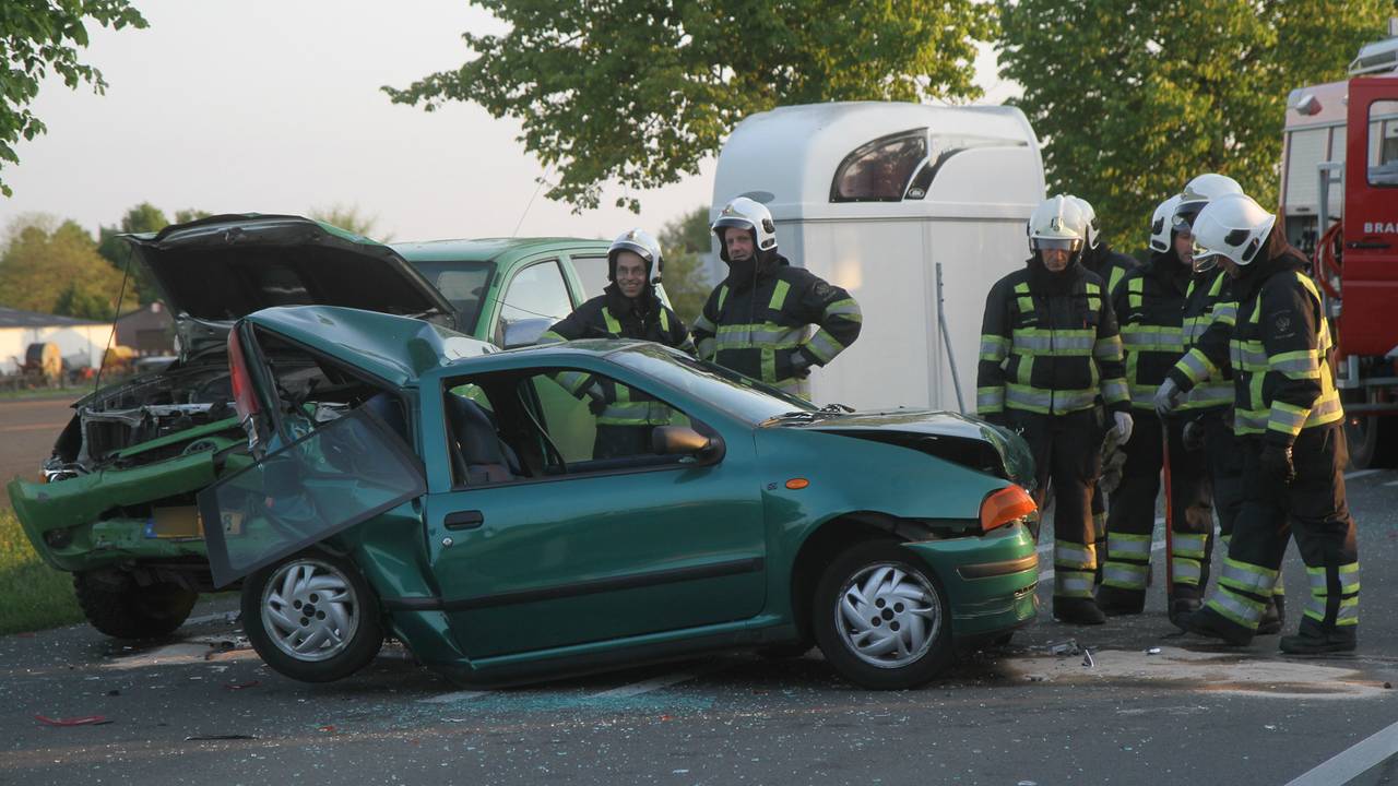 Vier auto’s botsen in Sint Hubert (foto: Marco van den Broek/SQ Vision)
