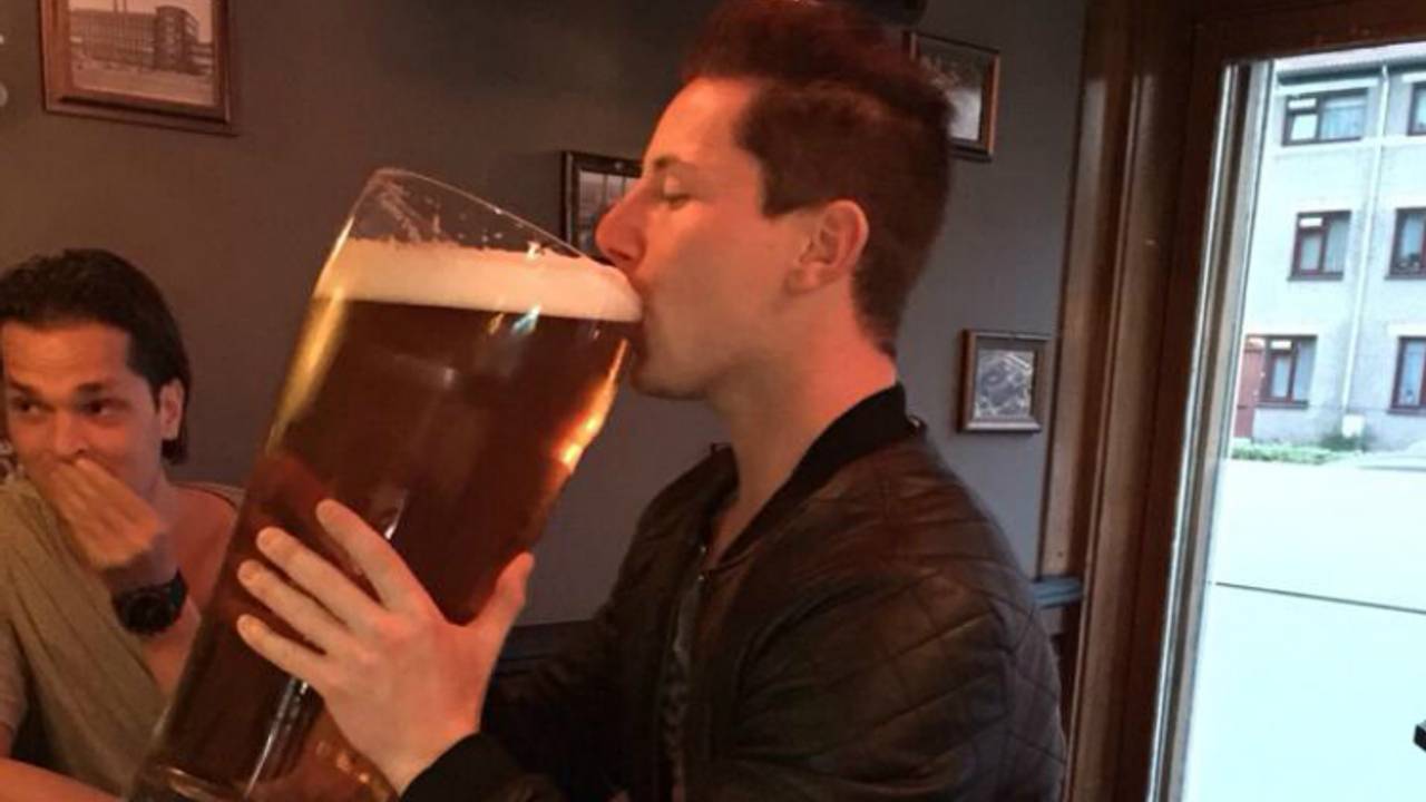 'Deze man drinkt bier alsof het water is', Café De Sok in Schijndel viral op Omroep