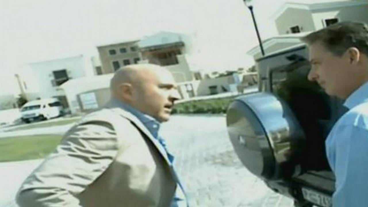 Roger Lips wordt door Van den Heuvel geconfronteerd (Still: RTL) 