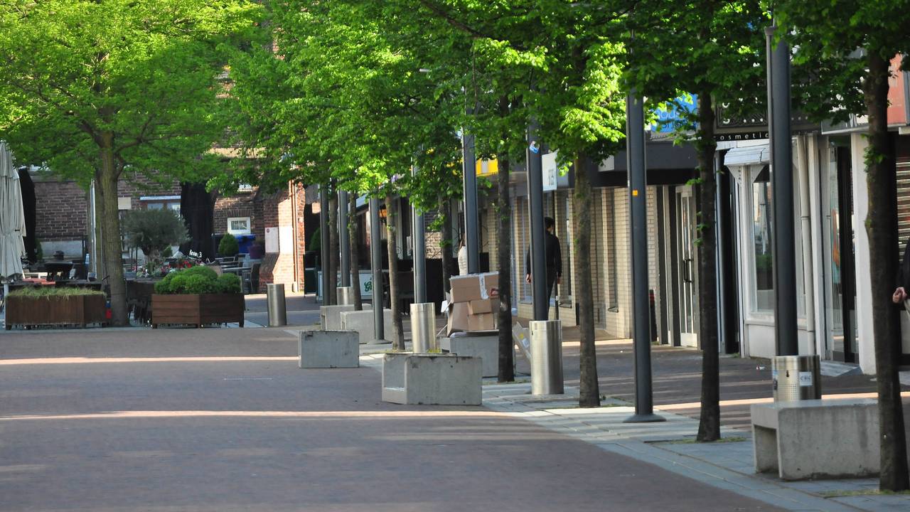 Betonnen bankjes omver gegooid (foto: Marvin Doreleijers/FPMB)