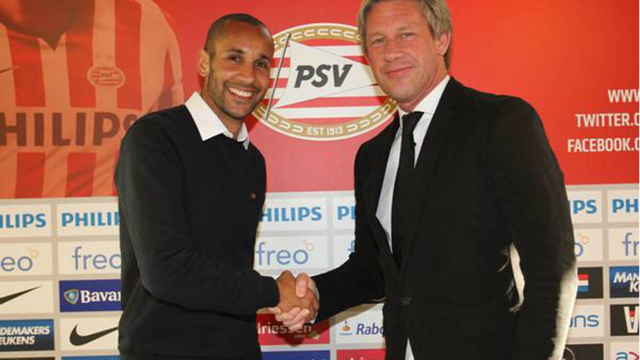 Simon Poulsen en technisch manager Marcel Brands (foto: @PSV/Twitter)