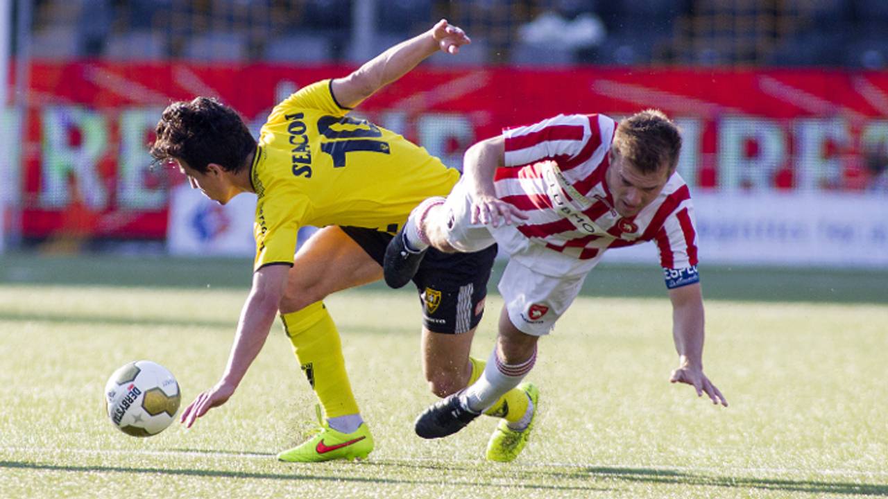 Joep van den Ouweland van FC Oss valt op de grond (foto: VI Images)