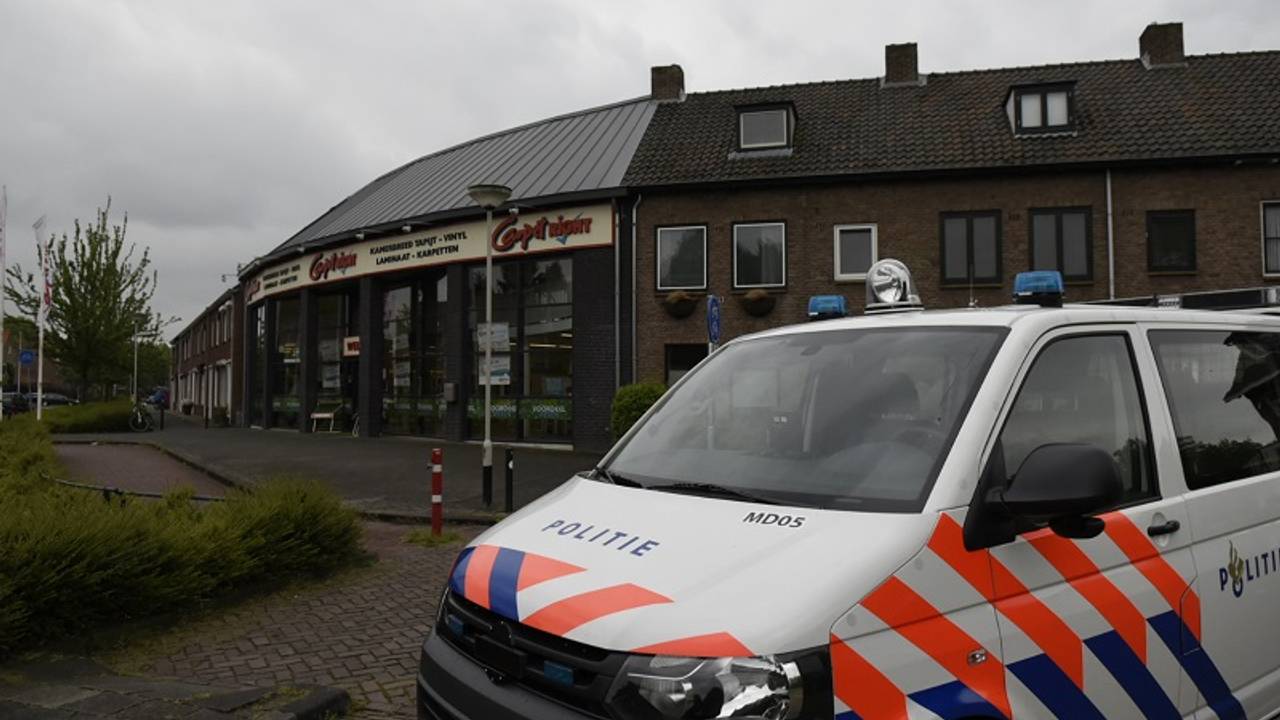 De overvallen tapijtzaak. (foto: Tom van der Put/SQvision)