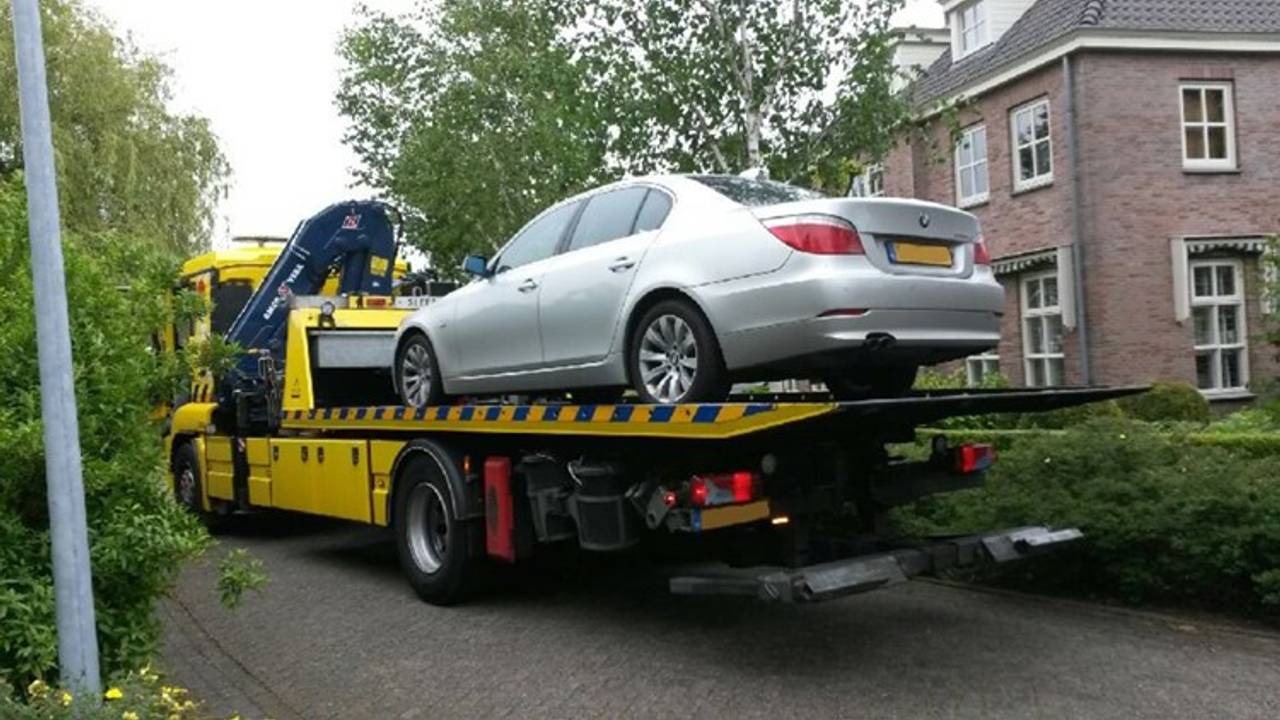 Twee auto's zijn woensdag in beslag genomen (Foto: Inspectie SZW)