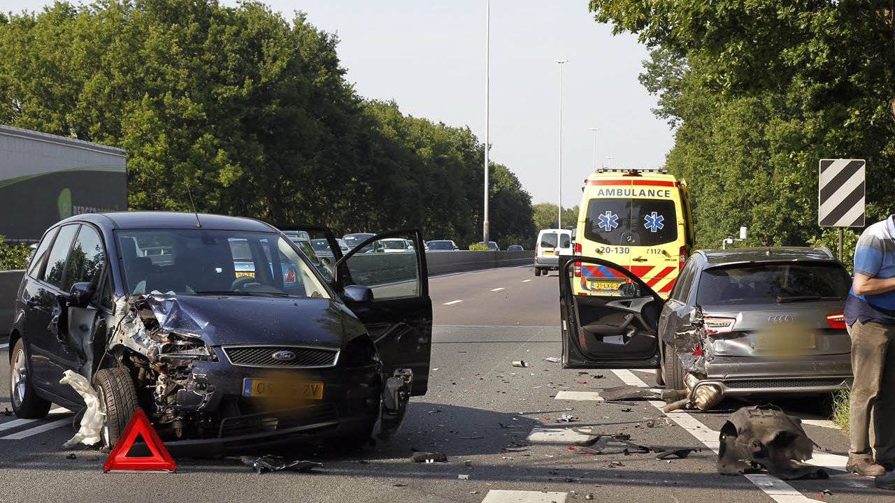 De betrokken auto's raakte zwaar beschadigd. Foto: Marcel van Dorst/MaRicMedia