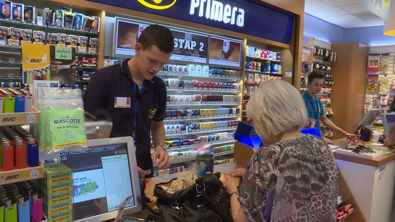 Ondanks de boetes gaat de verkoop van sigaretten gewoon door (Foto: Erik Peeters)