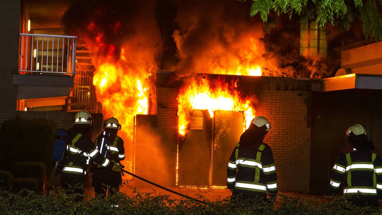 De brandweer voorkwam dat het vuur oversloeg (foto: Sander van Gils)