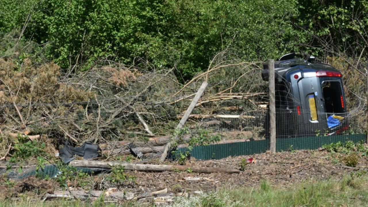 Auto belandt op zijn kant in Oss (foto: Maikel Keijzers/Hendriks Multimedia)