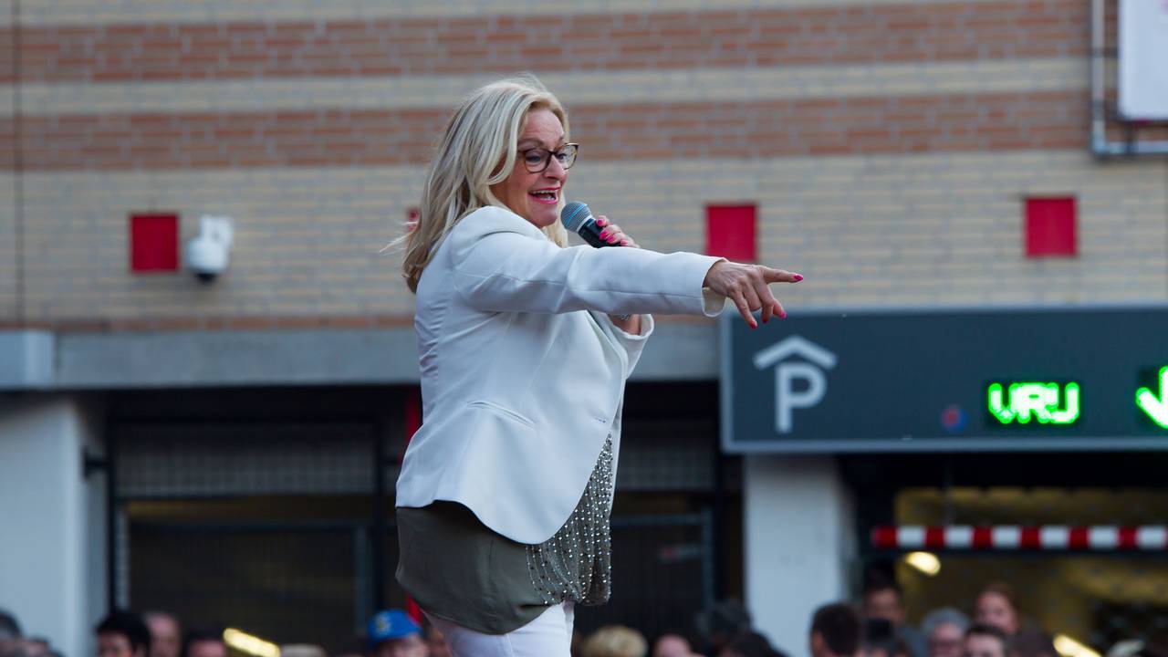 Corry Konings treedt op in Tilburg (foto: Marcel van Dorst / SQ Vision)